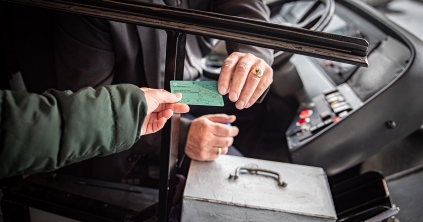 Ingyenes buszbérletet biztosítanak a csíkszeredai diákoknak